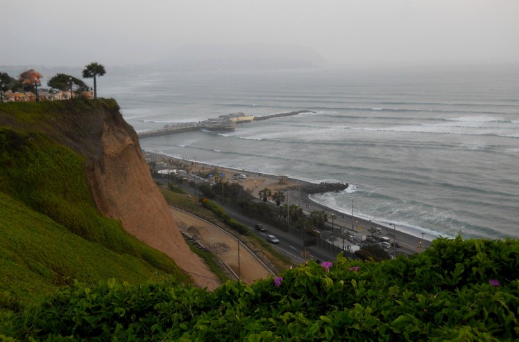 Molhe com o famoso Restaurante Rosa Náutica, na Costa Verde