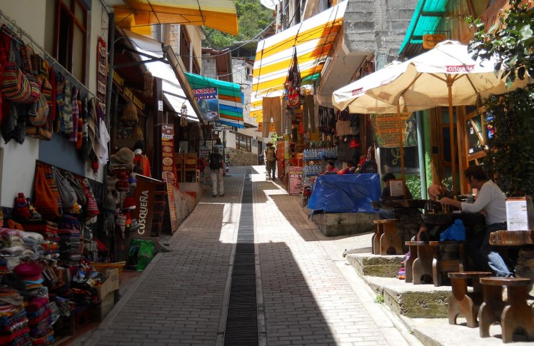 Rua principal de Aguas Calientes