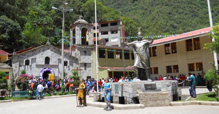 Praça central de Aguas Calientes