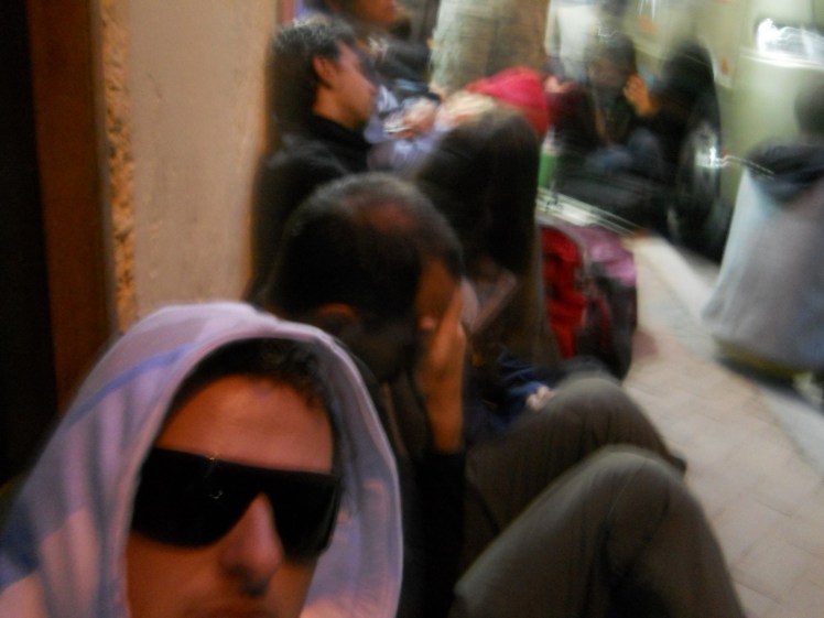 4:30 da madruga na fila do bus para Machu Picchu