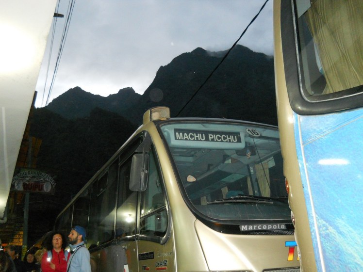 Amanhecendo na fila do bus para Machu Picchu