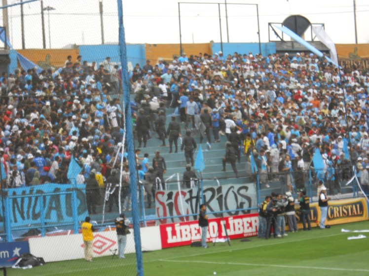 Policia "sentando a lenha" na galera