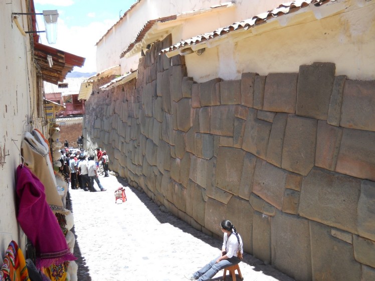 Contruções feitas sobre os muros Inca