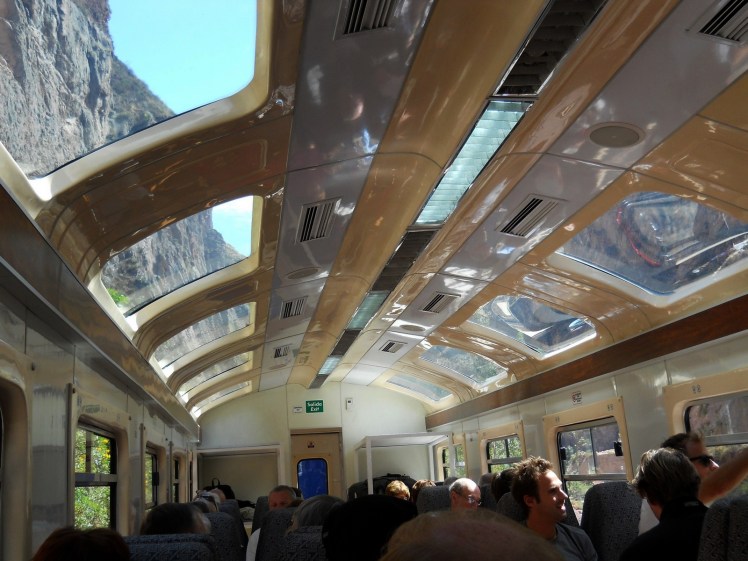 Trem com teto solar para apreciar a bela vista do Vale Sagrado