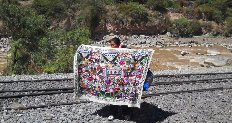 Vendendo artigos típicos enquanto o trem para em Ollantaytambo