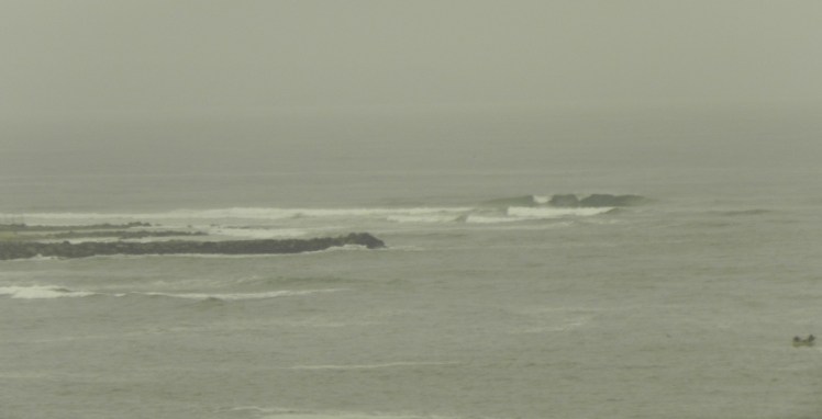 Bancada de Punta Rocas vista do Surf Camp (26x de zoom...)