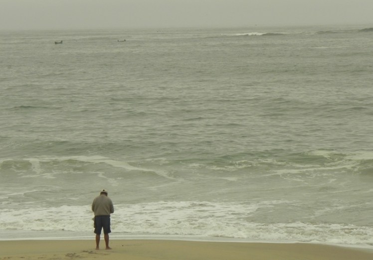 pescador e bancada de Kon Tiki ao fundo