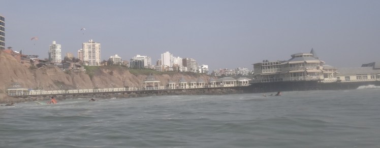 Surfando Makaha ao lado do molhe com o famoso restaurante "Rosa Nautica"