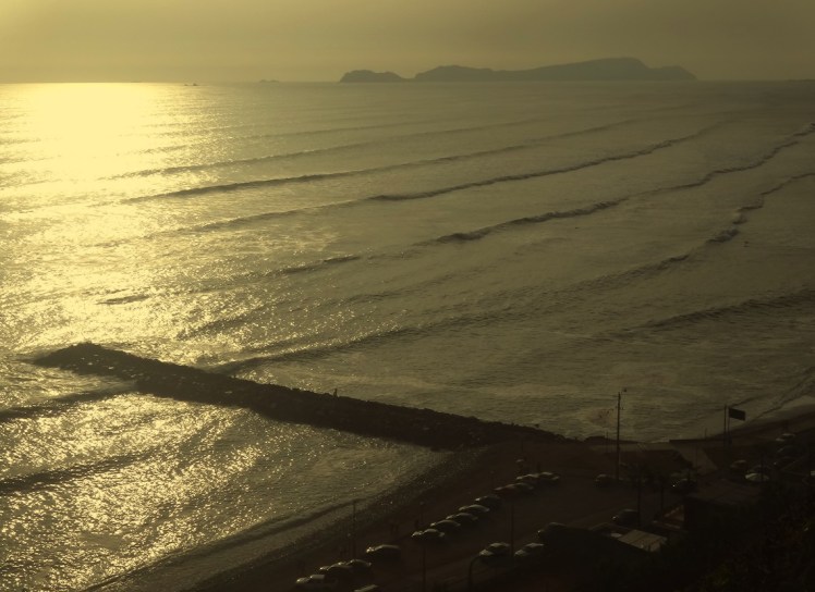 Final de tarde com altas ondas em La Pampilla