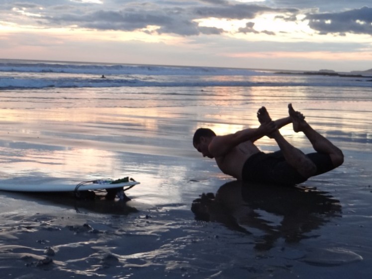 Sastre caprichando na Yoga após o surfe em Popoyo