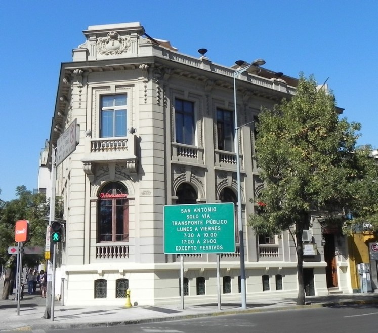 Hostel CasAltura, onde estive hospedado, no Centro de Santiago. Tranquilo e boa vibe.