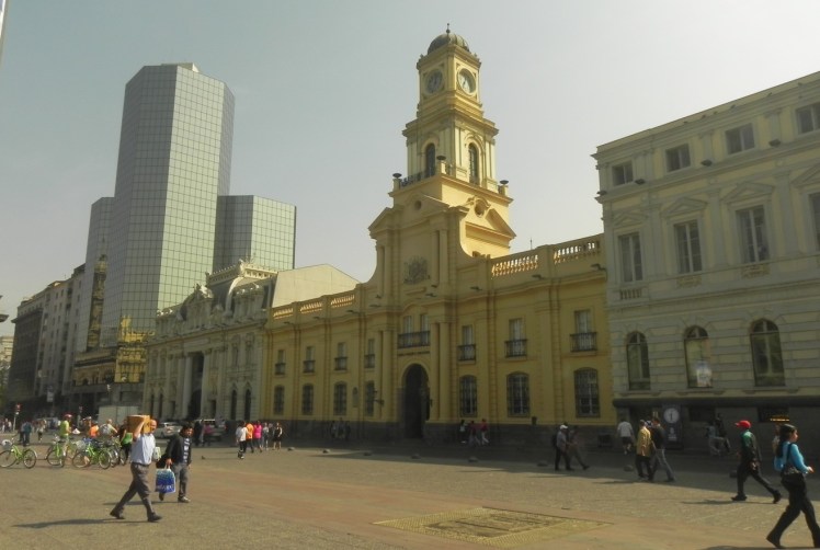 Plaza de Armas - Museo de História Nacional e o prédio dos correos ao fundo