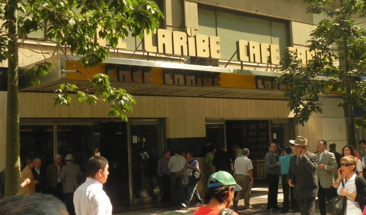 Outro famoso "Café con piernas" - Cafe Caribe