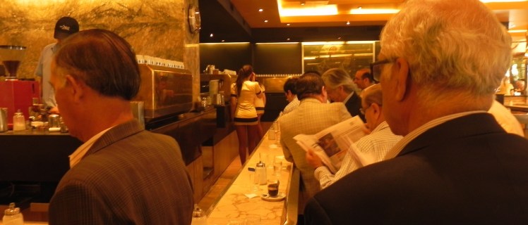 "Café con piernas" - o Caribe e o Haiti, tradicionais cafeterias em que as garçonetes servem o expresso metidas em apertados minivestidos