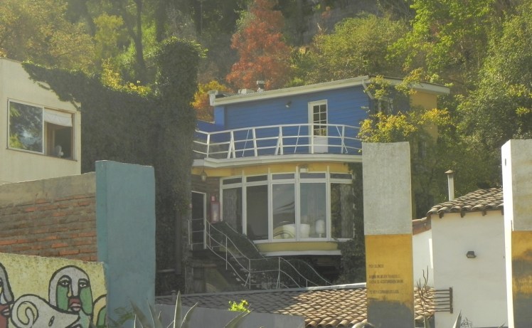 La Chascona, que foi casa do maior poeta chileno, Pablo Neruda, com sua terceira esposa, Matilde — o nome da casa vem do apelido da amada, que tinha os cabelos revoltos (La Chascona seria o espanhol para “a descabelada”).