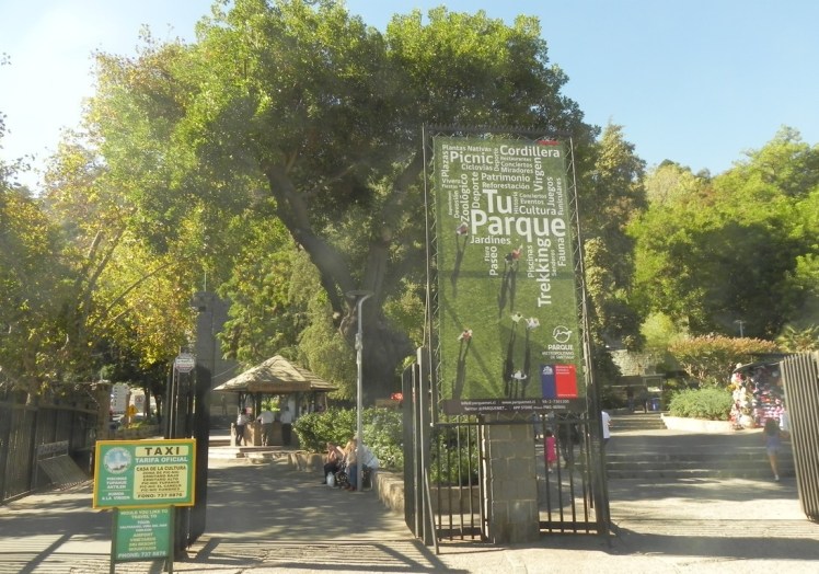 Cerro San Cristóbal, a maior colina da cidade e transformada no Parque Metropolitano.