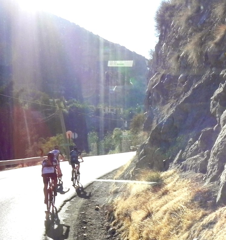 Bikers subindo a cordilheria