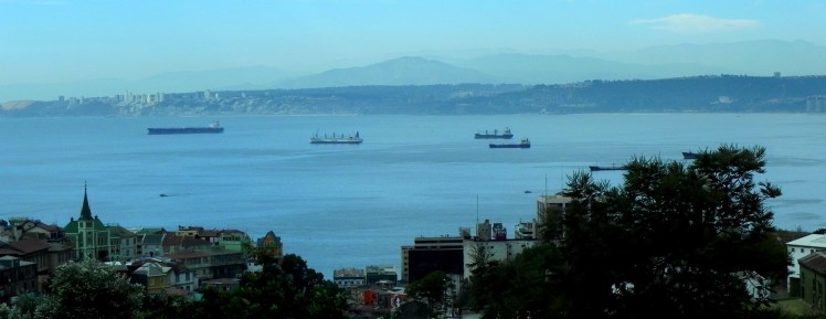 Valparaiso e Viña la no fundo..