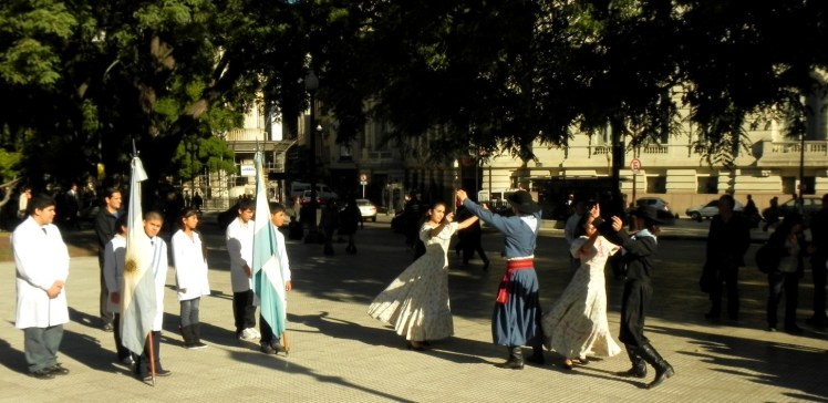 Gauchos na Plaza General San Martin no Retiro