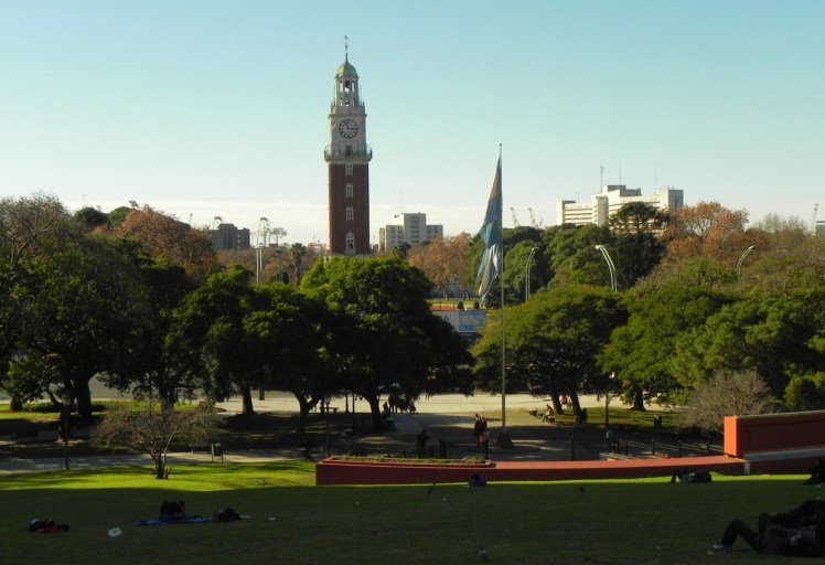 Plaza General San Martin - Torre de Los Ingleses ao fundo