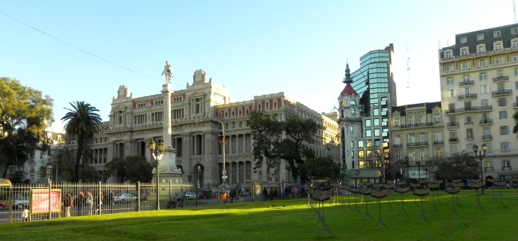 Praça em frente ao Teatro Colón