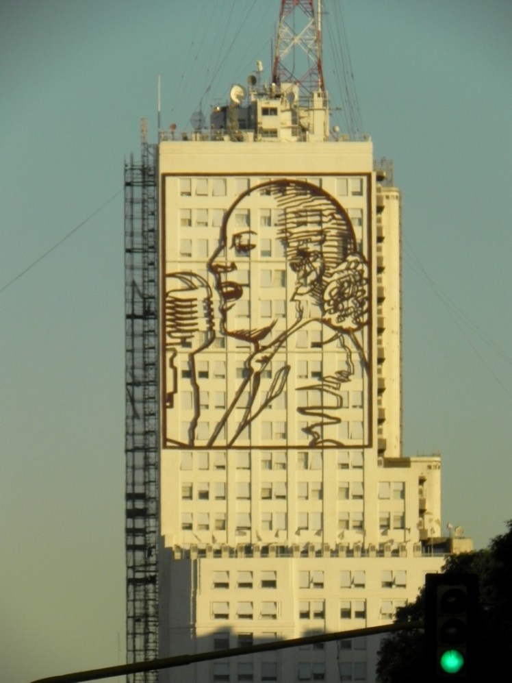 Imagem da Evita em prédio na 9 de julio