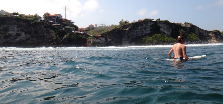 A cave de Uluwatu vista do mar