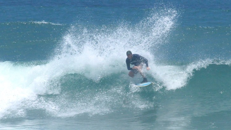 Tiburón surfing Balangan