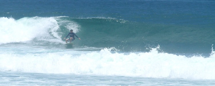 Tiburón surfing Balangan