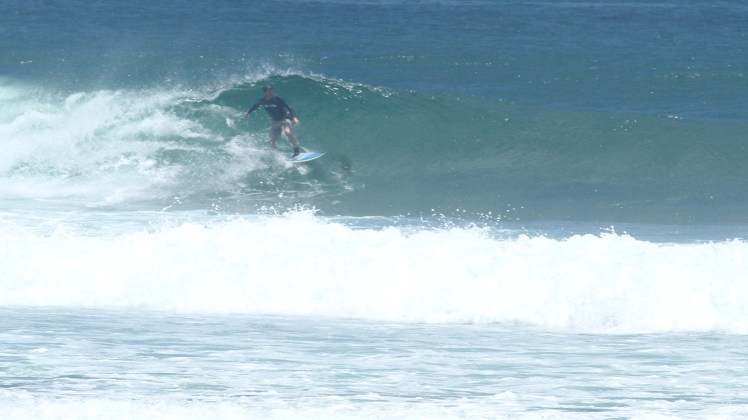 Tiburón surfing Balangan