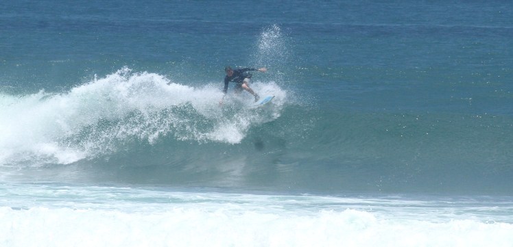 Tiburón surfing Balangan