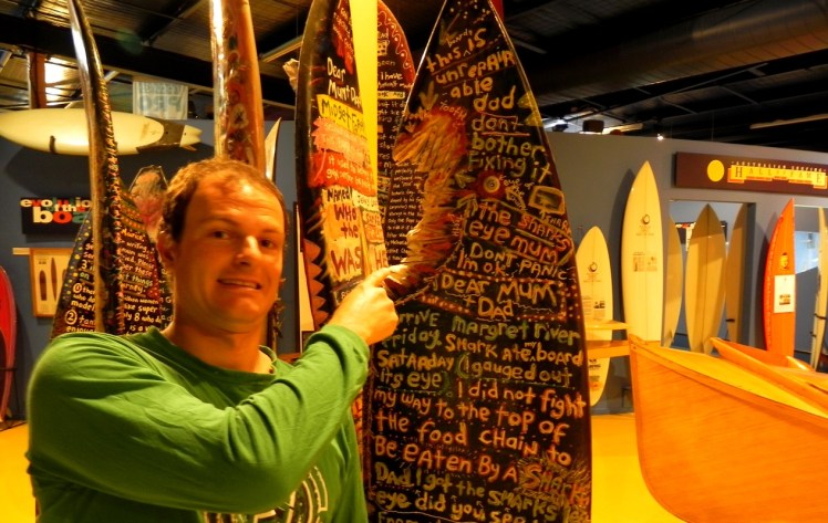 Prancha com uma bocadinha de tubarão - Surf World Museum