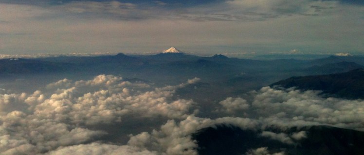 Voo sobre a avenida dos vulcões