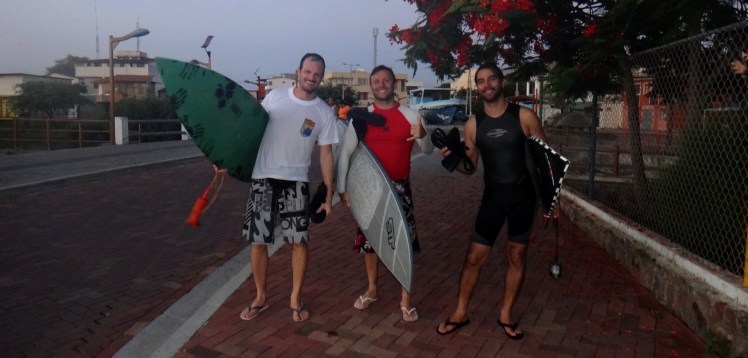 Felizes da vida após a primeira surf-session em Galápagos