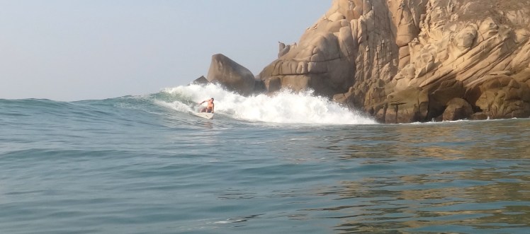 Surfing Barra De la Cruz