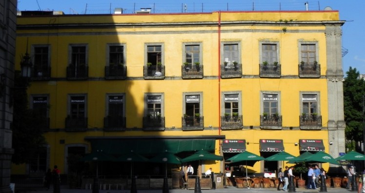 Fachada de edifício torta devido ao afundamento da cidade