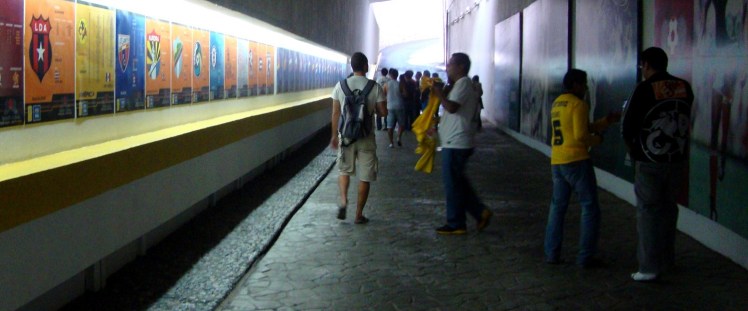 Túnel de acesso ao gramado - Estádio Azteca