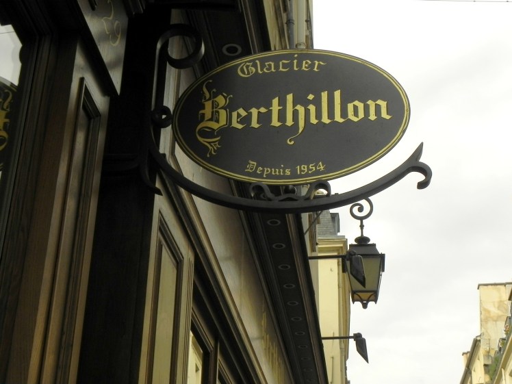 Berthillon, na Ile Saint-Louis, é considerado o melhor sorvete de Paris. Uma delícia !!!