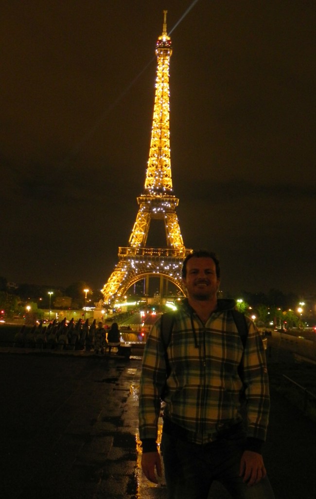 Torre Eiffel cintila nos 10 primeiros minutos de cada hora após as 10 da noite