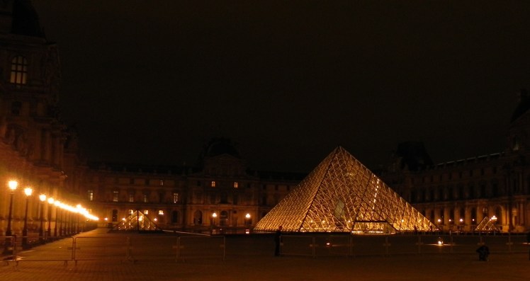 Louvre à noite