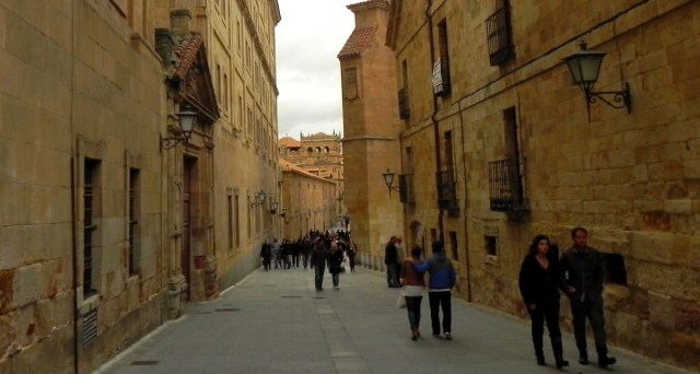 Ruas de Salamanca - O centro histórico da cidade parece cenário de uma foto em "sépia".