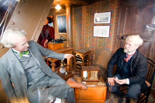 Estátuas de cera em tamanho real reproduzem um encontro entre Gustave Eiffel e Thomas Edison no topo da torre Estátuas de cera em tamanho real reproduzem um encontro entre Gustave Eiffel e Thomas Edison no topo da torre