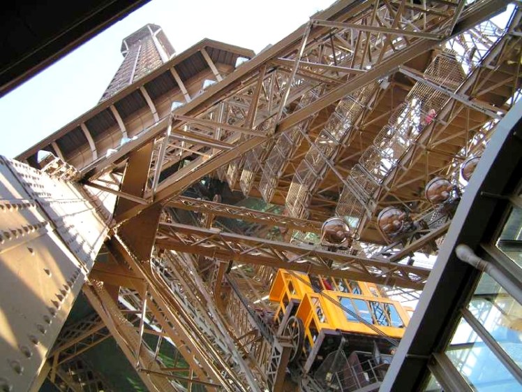 Escadarias e Elevadores