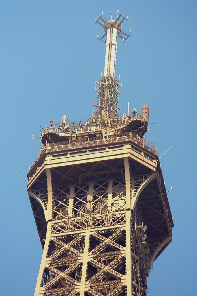 Imagem aproximada do topo da Torre Eiffel