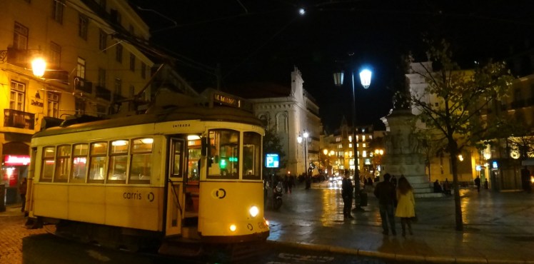 O Elétrico 28 e ao fundo a Praça Luíz de Camões e o Largo do Chiado