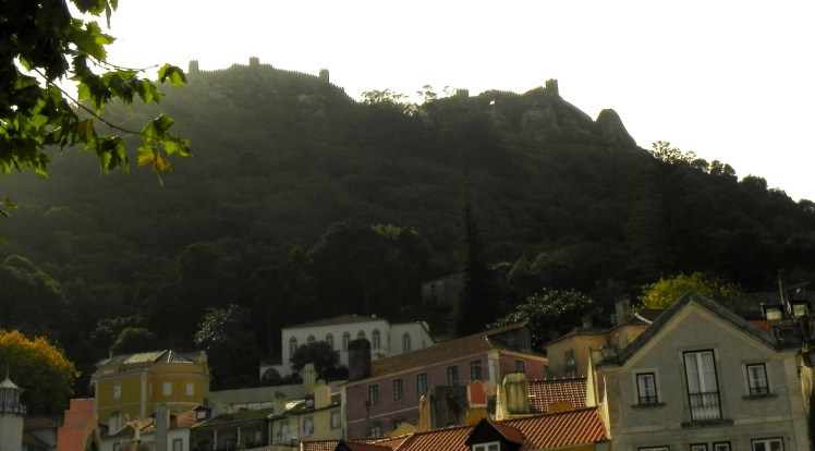 Castelo dos Mouros visto do Centro Histórico de Sintra