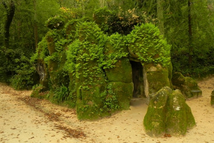 Dentro destas pedras fica o Poço Iniciático