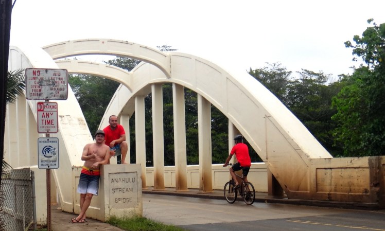 A histórica "Rainbow Bridge" sobre o Rio Anahulu marca a entrada em Old Haleiwa Town