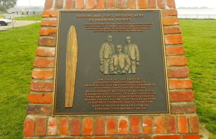 Placa em homenagem aos surfistas havaianos de 1.885
