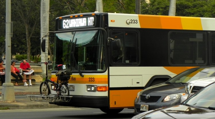 No Hawaii todos os ônibus possuem um rack na frente para transportar as bikes dos passageiros